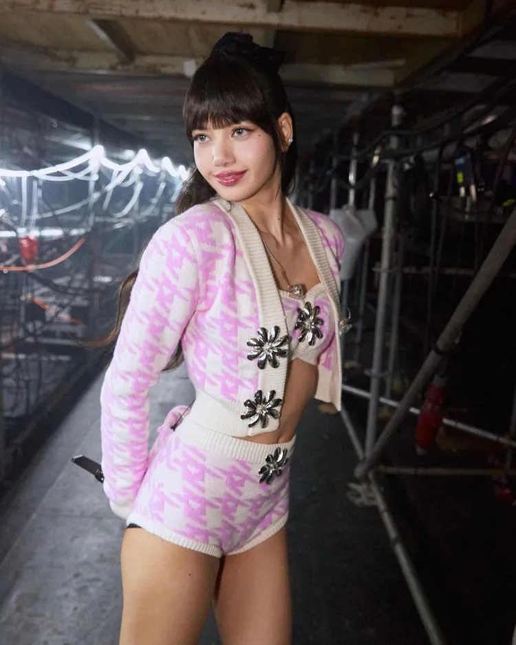 Lisa於演場會中曾多次穿著紐約設計師品牌AREA的創作。翻攝area IG