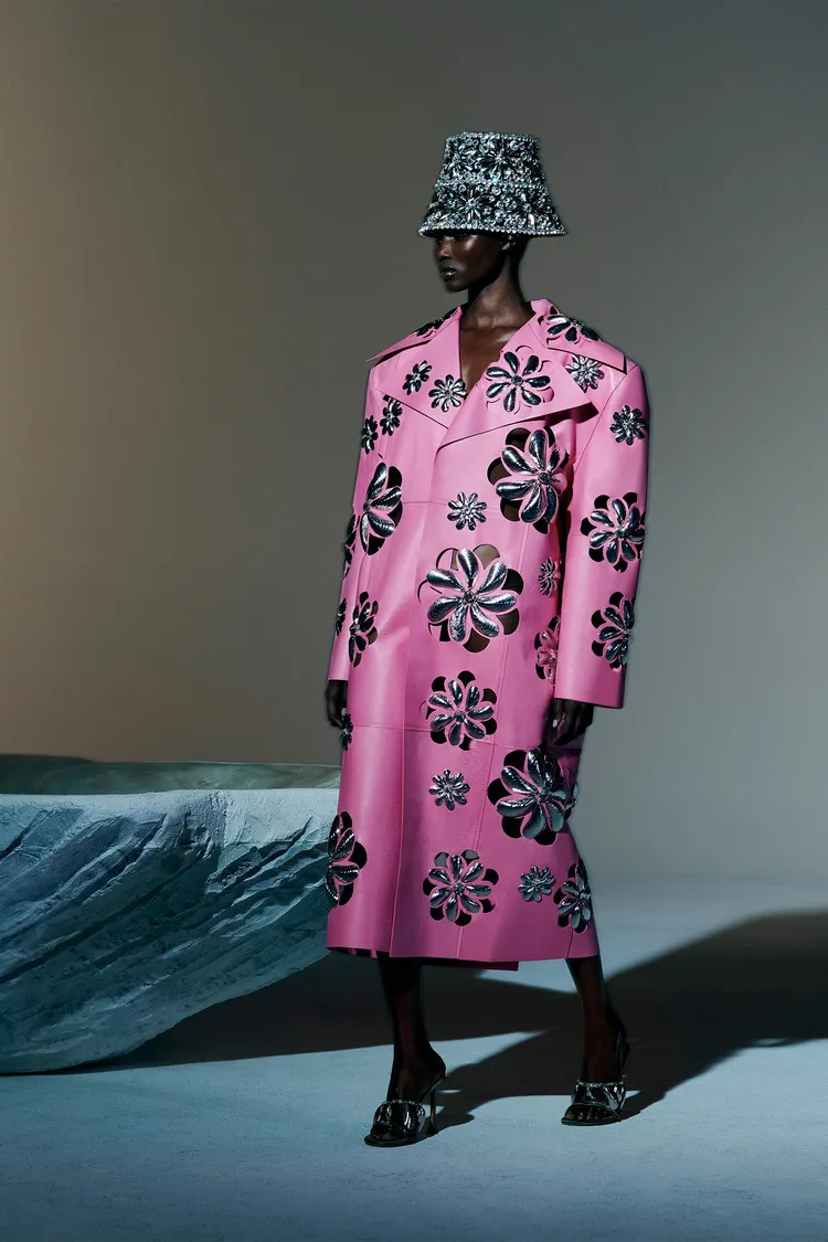 AREA早春系列以設計師童年記憶發想，利用金屬手工製成的「貽貝花」，呼應度假主題中被反富玩味的海洋意象。Onefifteen初衣食午提供