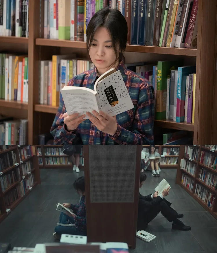 宋慧喬與鄭星一不約而同到書店研究圍棋書，地點在教保文庫千戶店。翻攝Netflix