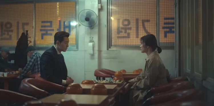 鄭星一（左）與宋慧喬對奕的棋院在首爾鐘路區。翻攝Netflix