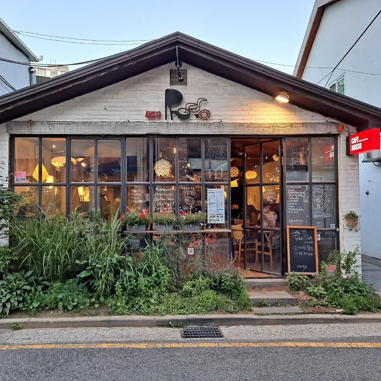 咖啡店位於首爾三清洞。翻攝CAFE ROSSO IG