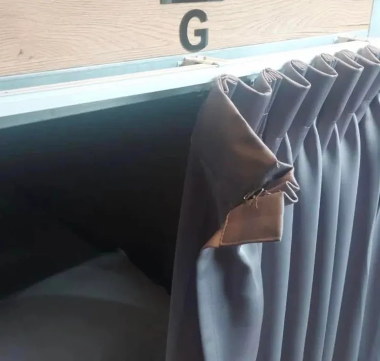 窗簾遭到毀損。翻攝臉書社團爆料公社