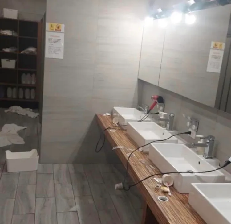 浴室一片髒亂。翻攝臉書社團爆料公社