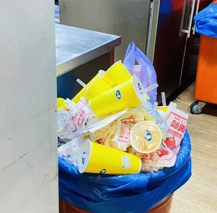 垃圾桶裝滿未分類的飲料杯。翻攝臉書社團爆料公社