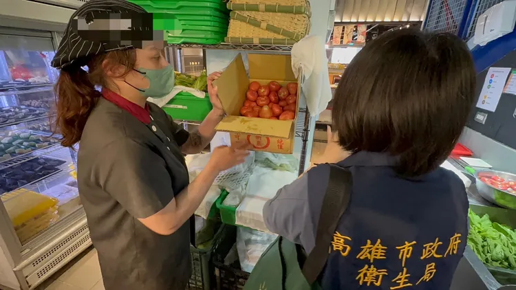 高市衛生局人員今到火鍋店進行食安稽查，並帶回水果檢體要檢驗。衛生局提供
