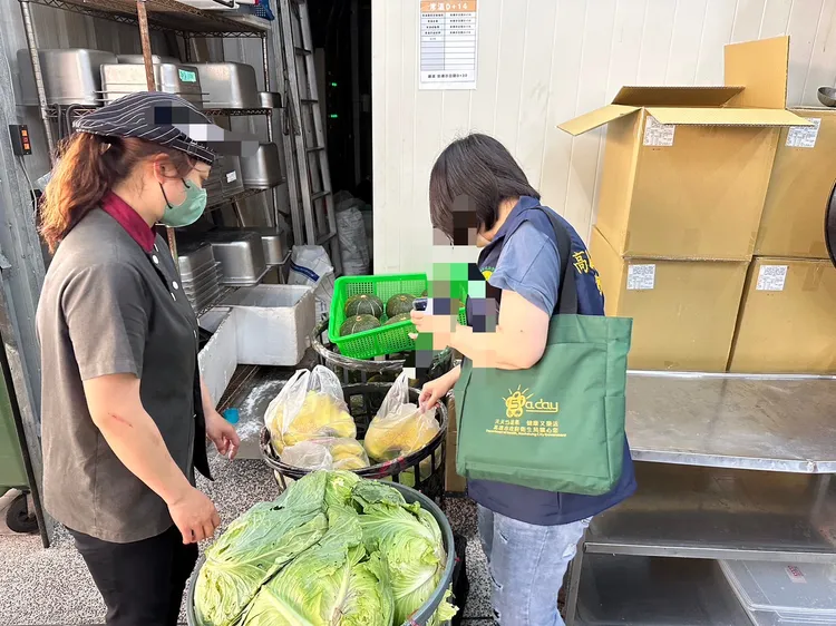 高市衛生局人員今到火鍋店進行食安稽查，並帶回水果檢體要檢驗。衛生局提供