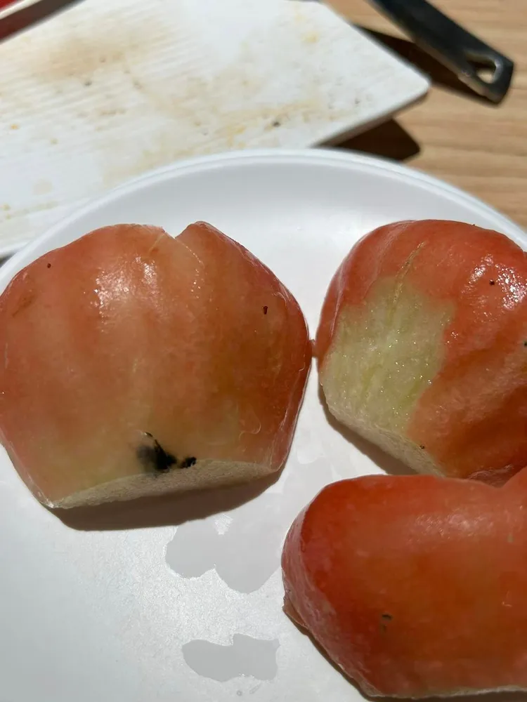 有民眾昨到知名連鎖火鍋店慶生，卻發現餐後供應的蓮霧有黑點，疑似已發霉。翻攝臉書社團爆料公社