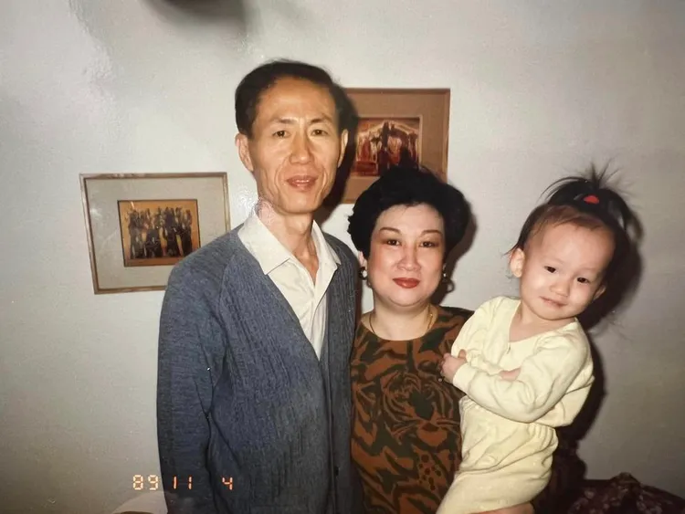 愛雅PO小時候和爸媽的合照懷念雙親。翻攝自愛雅臉書