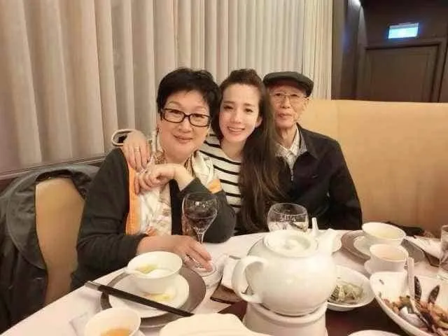 愛雅和爸媽感情非常好。翻攝自愛雅臉書