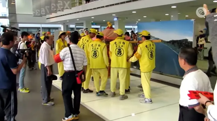 隨後鑾轎「倒車入庫」，停在原本寶馬的位置。翻攝YouTube