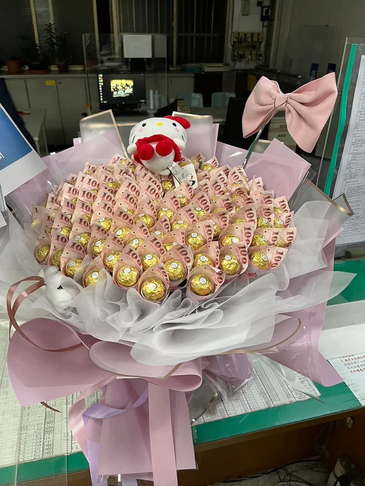 遺落在林口國小側門旁的百元鈔巧克力花束。林口警分局提供