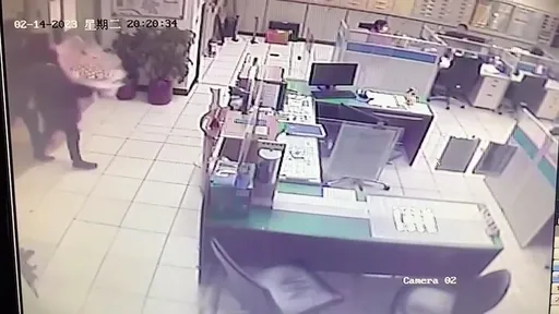 情人節百元鈔花束淪失物招領　他落寞赴警局！網嘆「比悲傷還悲傷的故事」