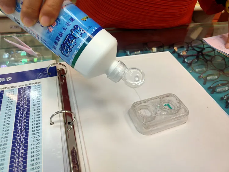 發生疏失的眼鏡行誤將工業用酒精倒入隱形眼鏡儲放盒，害女顧客右眼角膜受損，視力只剩0.04。鮮明攝（示意圖，非事發店家）
