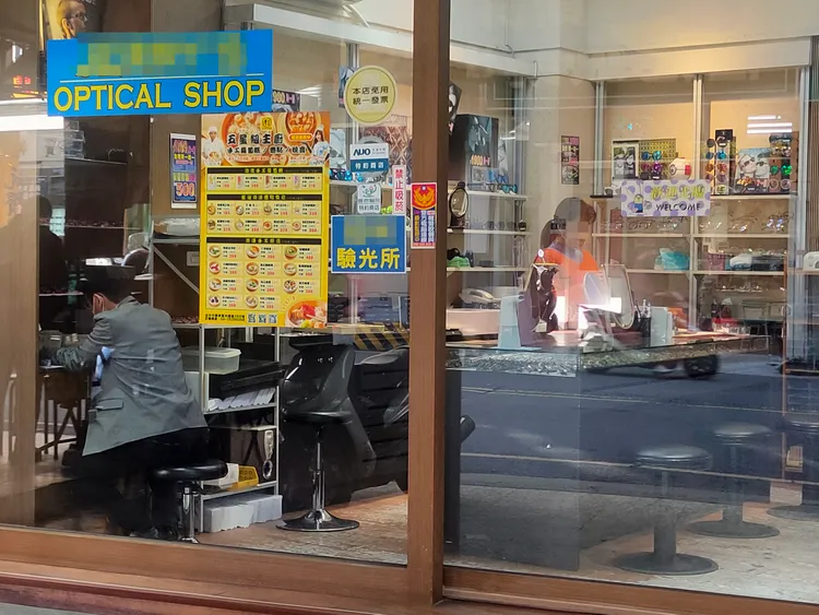 事發眼鏡行陳姓業者（左）不願受訪，只說是員工疏失，已與被害人和解。鮮明攝