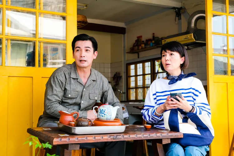 伊正（左）、苗可麗用旅遊展現對家人的疼愛。華視提供