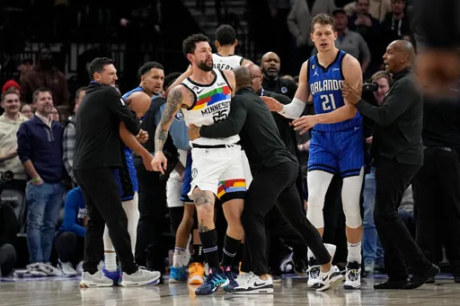NBA爆發大規模鬥毆！魔術和灰狼多人揮拳打成一團　5人被逐出場
