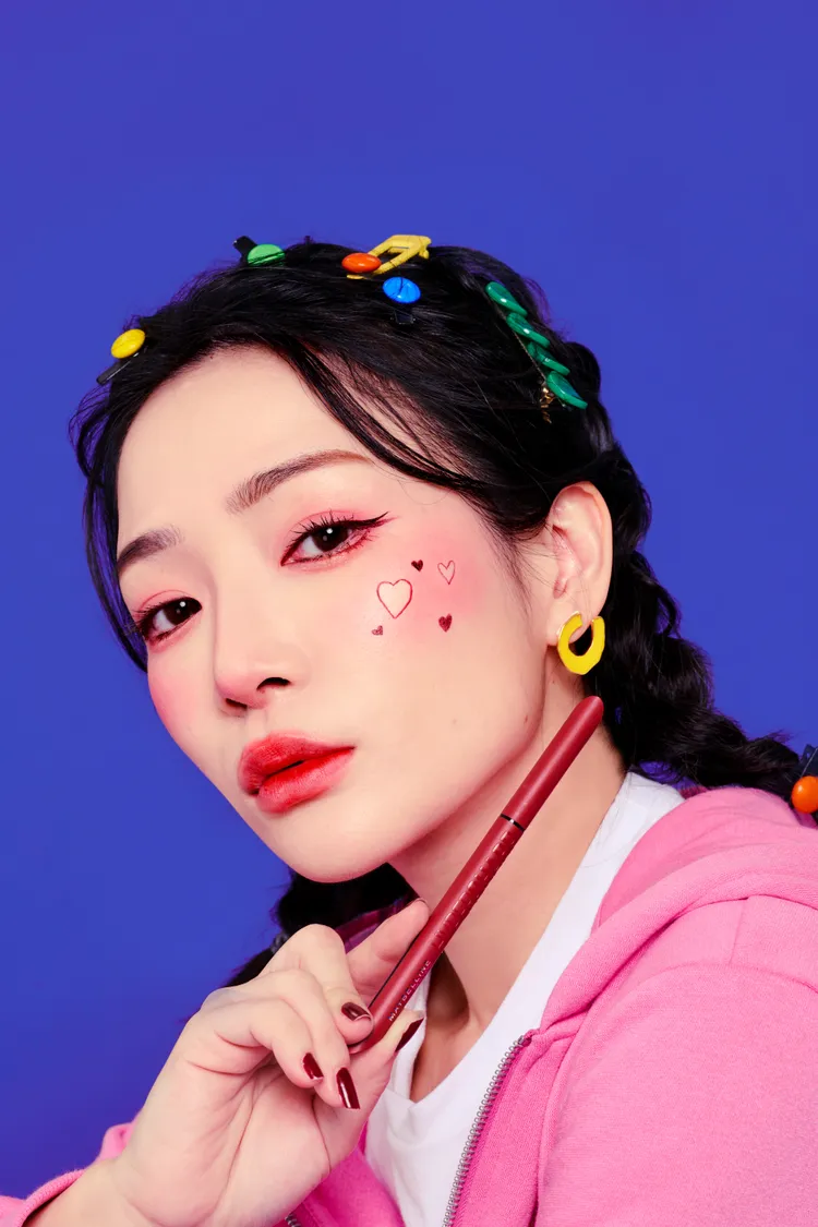 媚比琳與巧克力品牌M&M’S的聯名彩妝。品牌提供