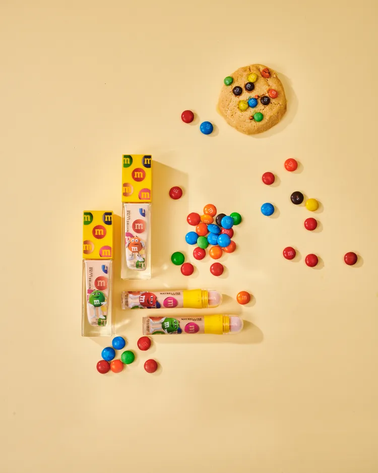 開架美妝品牌媚比琳與巧克力品牌M&M’S推出聯名彩妝，展現甜蜜魅力。品牌提供