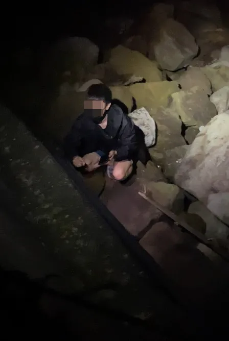 彭男重回海邊，疑似意圖找尋丟棄的記憶卡。翻攝畫面