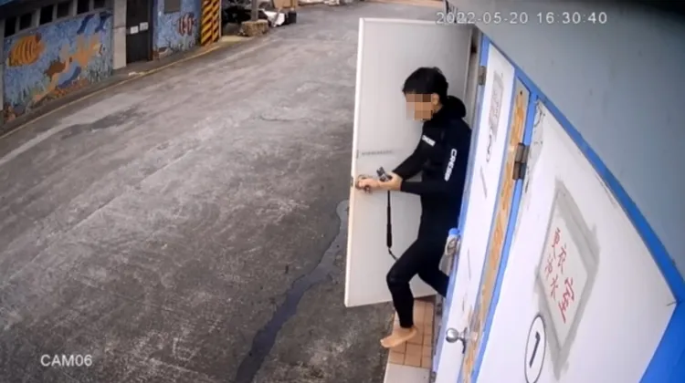 彭姓潛水教練奪門逃出淋浴間。翻攝畫面