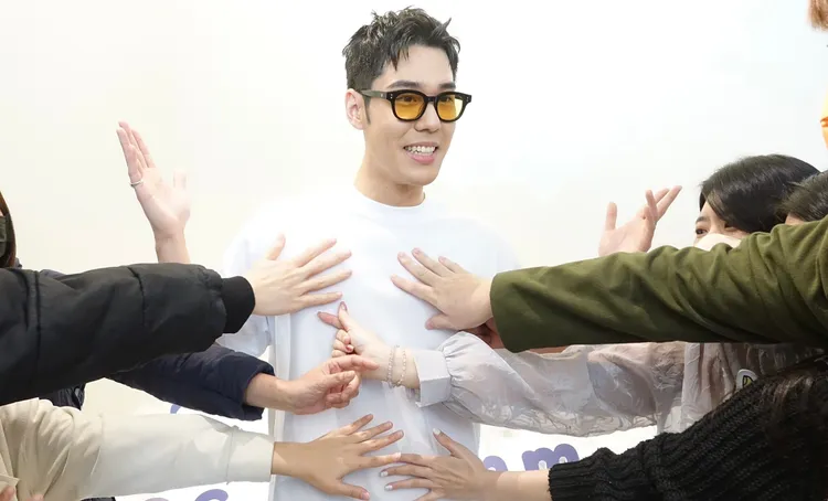 周予天好身材被女記者驗貨。鄭孟晃攝