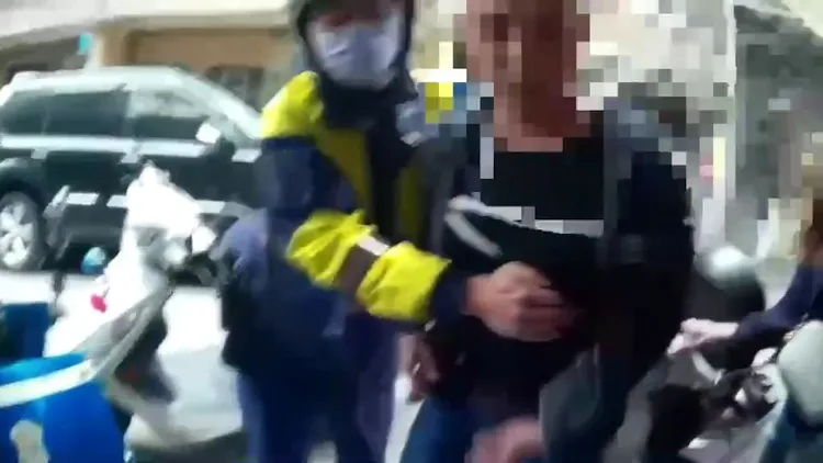 翁男丟擲藏槍的包包當場被警方發現。三重警分局提供