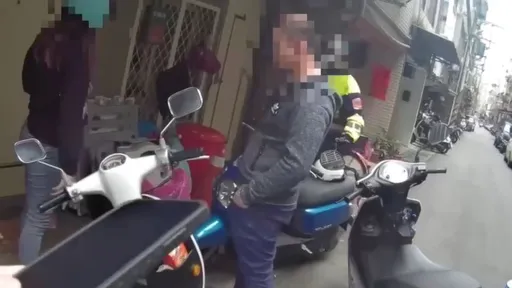 未戴安全帽騎機車還3貼 新北男遭攔查!皮包一丟槍械+子彈露餡了