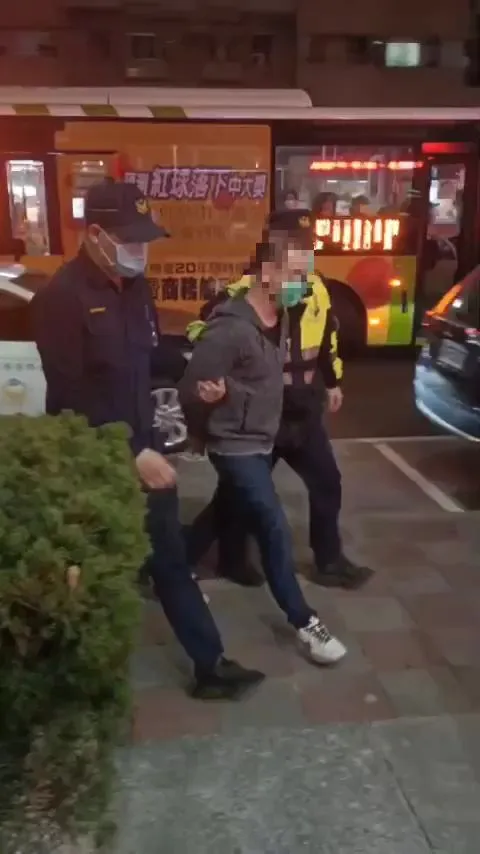 警方將翁男帶回警局。三重警分局提供