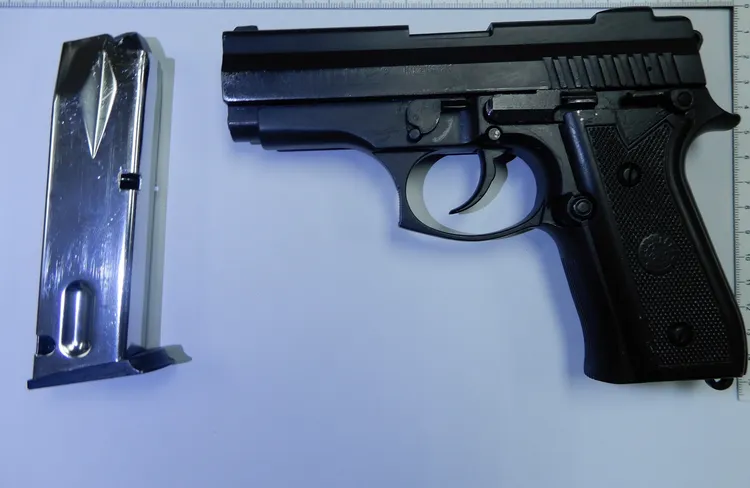 警方查扣改造手槍。三重警分局提供