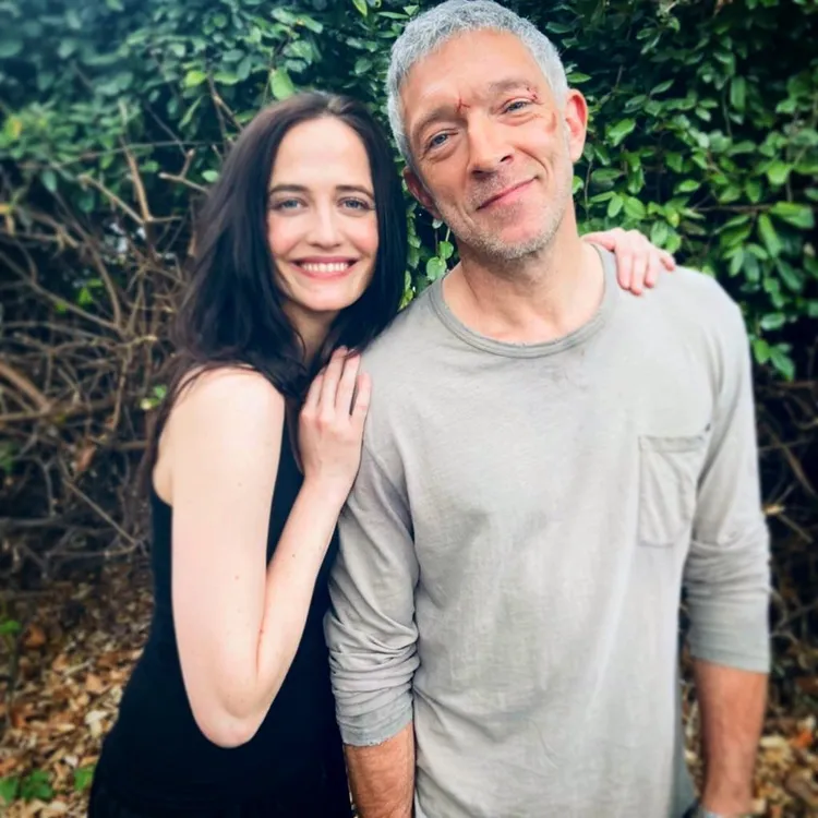 文森卡索（右）曾分享與伊娃葛林在《非常關係》片場的合影。翻攝Vincent Cassell FB