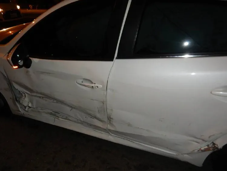 林男轎車駕駛座車門受損。民眾提供