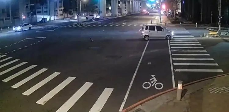 林男轎車90度大甩尾。民眾提供