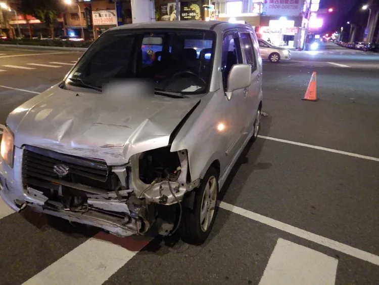 李女轎車左側車頭受損。民眾提供