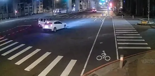 三寶片|台中女駕駛搶快左轉 害直行車大甩尾飛越分隔島釀2傷