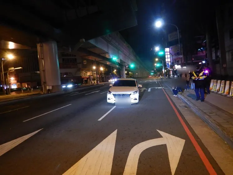 林男轎車失控飛越分隔島後，逆向停在對向車道。民眾提供