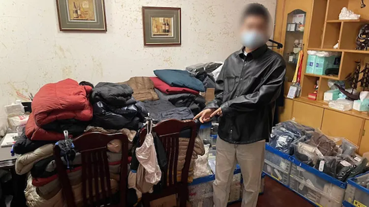 錢男還有200多件偷來的服飾未賣出。翻攝自微博