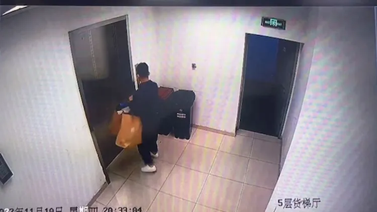 錢男行竊時的情況被監視器拍下。翻攝自微博