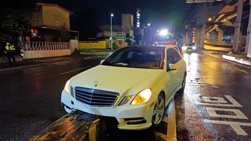 賓士詭駛開上匝道分隔島動彈不得 車內1對男女下車後竟這樣做