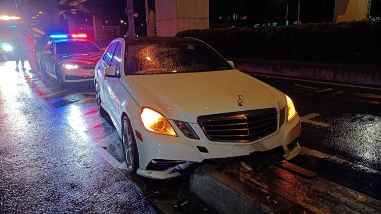 賓士車撞上匝道分隔島。國道警察局提供