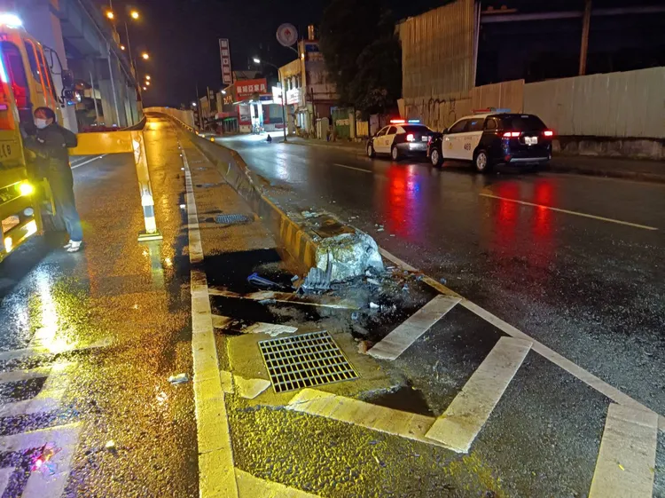 匝道分隔島遭撞毀損。國道警察局提供