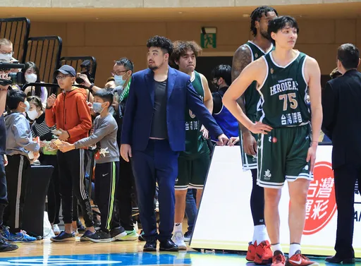 台啤助教GG了！衝場進內打人T1罰30萬母隊再做這懲處　還被掀黑歷史