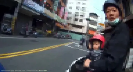 闖紅燈被叭竟惱羞成怒攔車理論 安捏母湯!台中騎士下場出爐