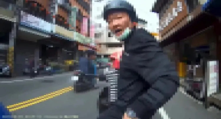 吳男被按喇叭後攔下翁姓騎士，質問「你是故意的嗎？」民眾提供