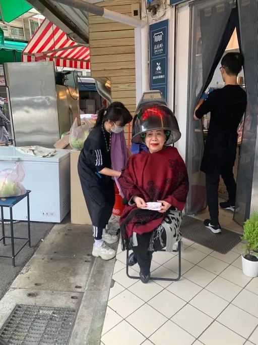 黃越綏在義大利麵店門口燙頭髮　卻感嘆台北市容醜！最美風景是人