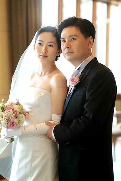 沈銀河（左）息影22年屢被傳復出，還有製作公司聲稱已支付簽約金，她與前議員老公池尚昱今接連出面否認。翻攝naver