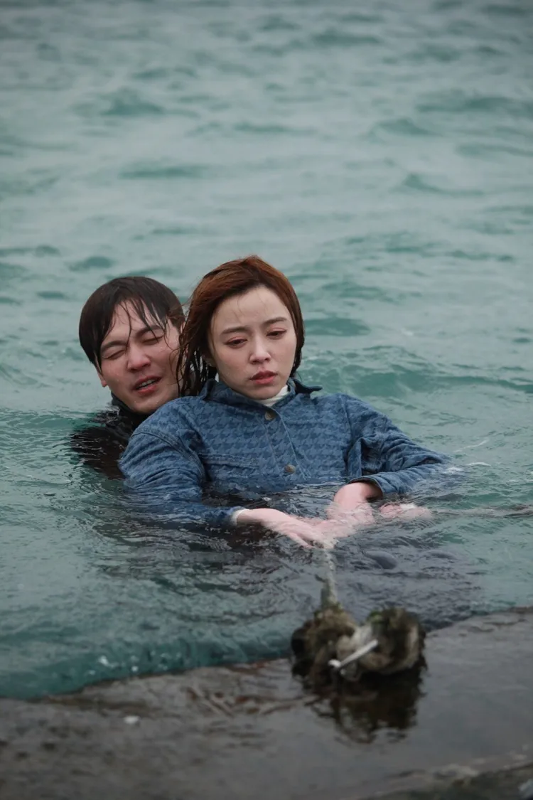 黃文星（左）救援看起來生無可戀的王瞳。民視提供