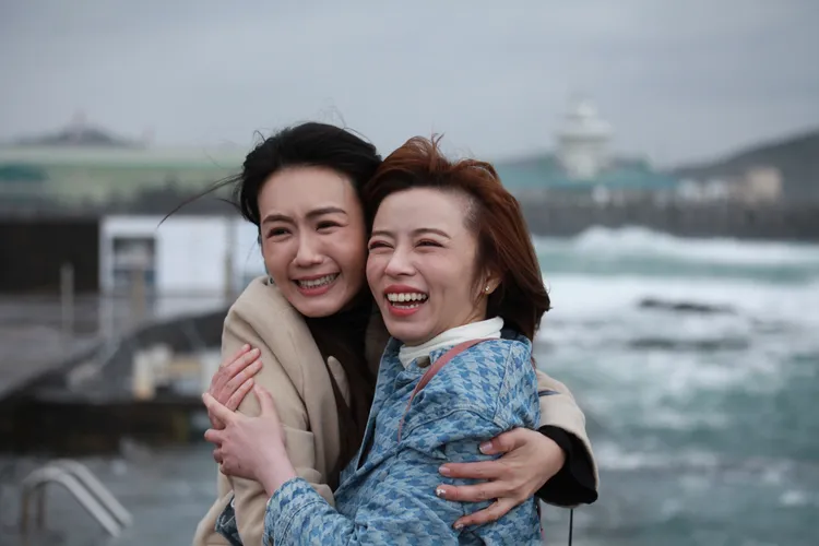 李又汝（左）把王瞳推進海裡前先抱抱。民視提供