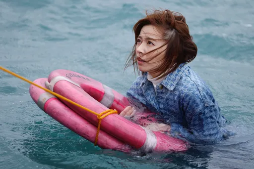 冷到炸！王瞳7度低溫被推落海　抱緊救生圈等救援