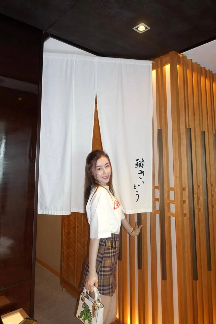 在頂級日料門口留影。米恩綺提供