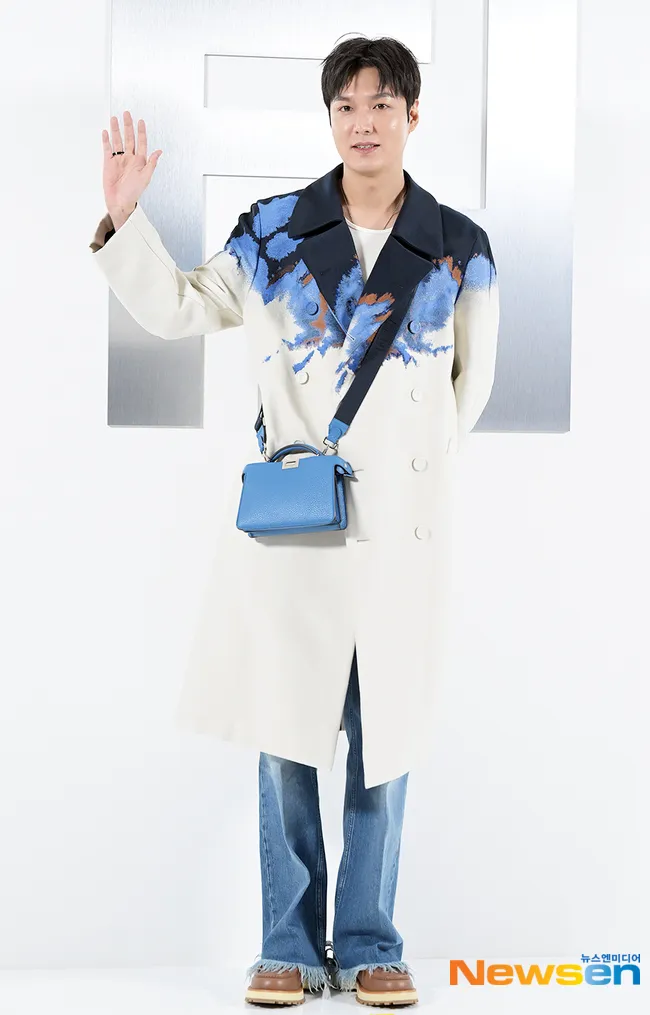 同樣身兼FENDI形象大使大位的韓國男神李敏鎬，帥氣於品牌首爾旗艦店開幕中亮相。翻攝NEWSEN網站